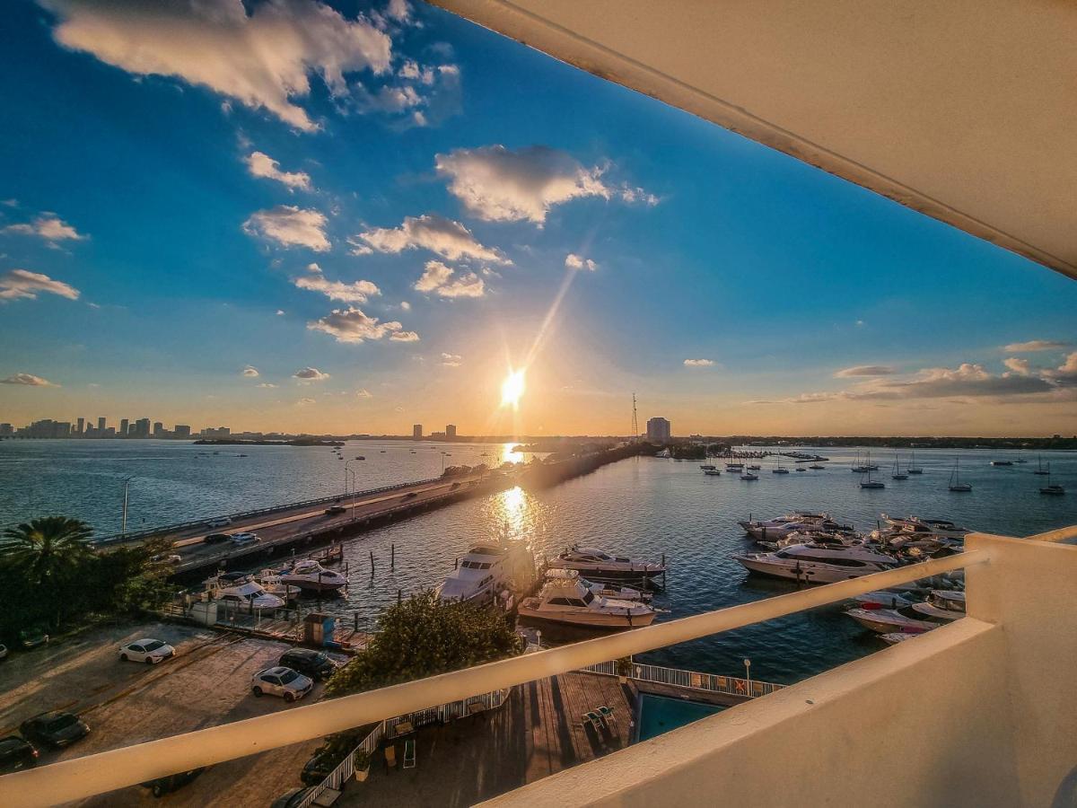Bayfront Apartment Breathtaking Views- One Bedroom W Balcony- Living Room -Free Parking 마이애미 비치 외부 사진