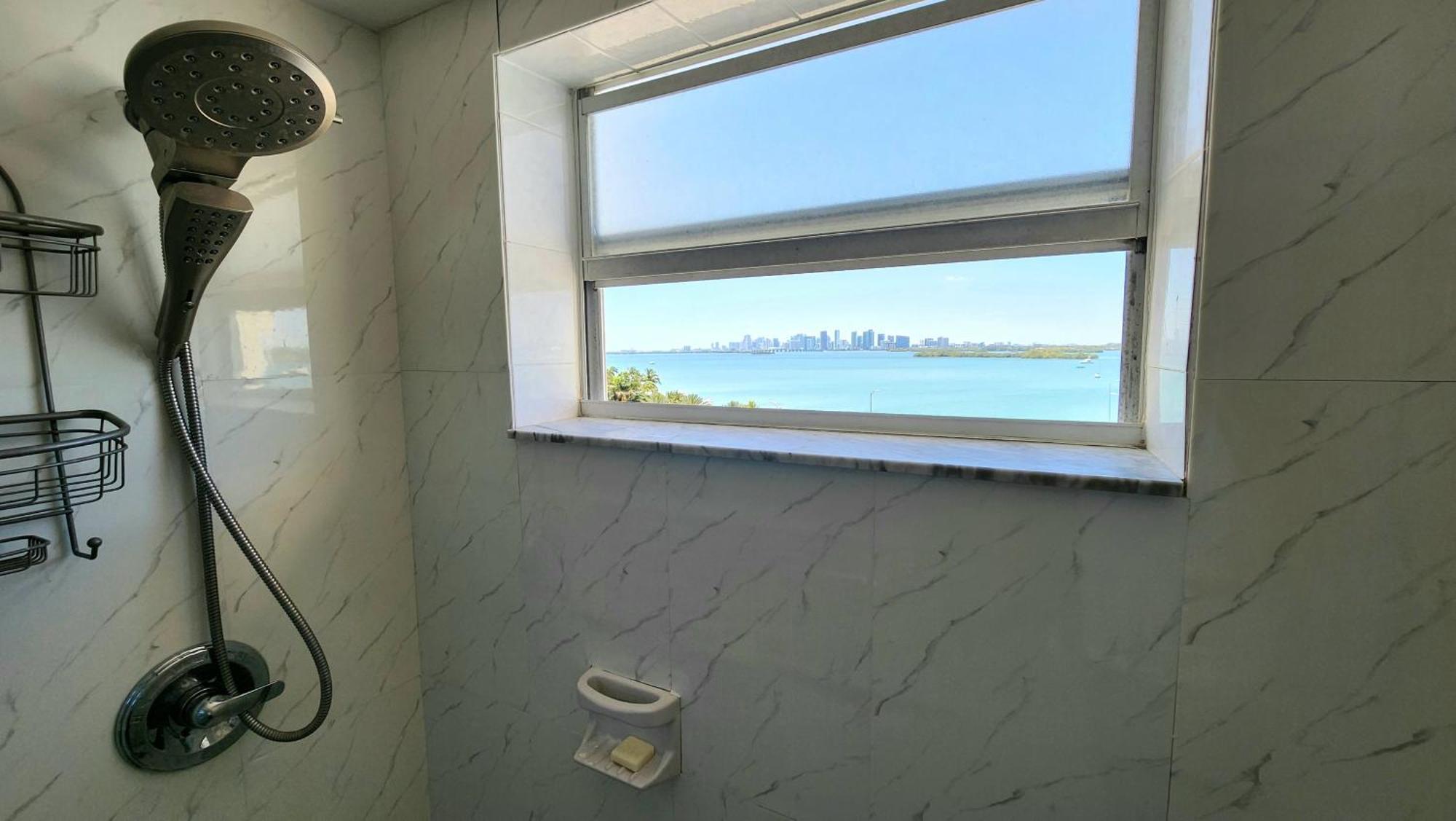 Bayfront Apartment Breathtaking Views- One Bedroom W Balcony- Living Room -Free Parking 마이애미 비치 외부 사진