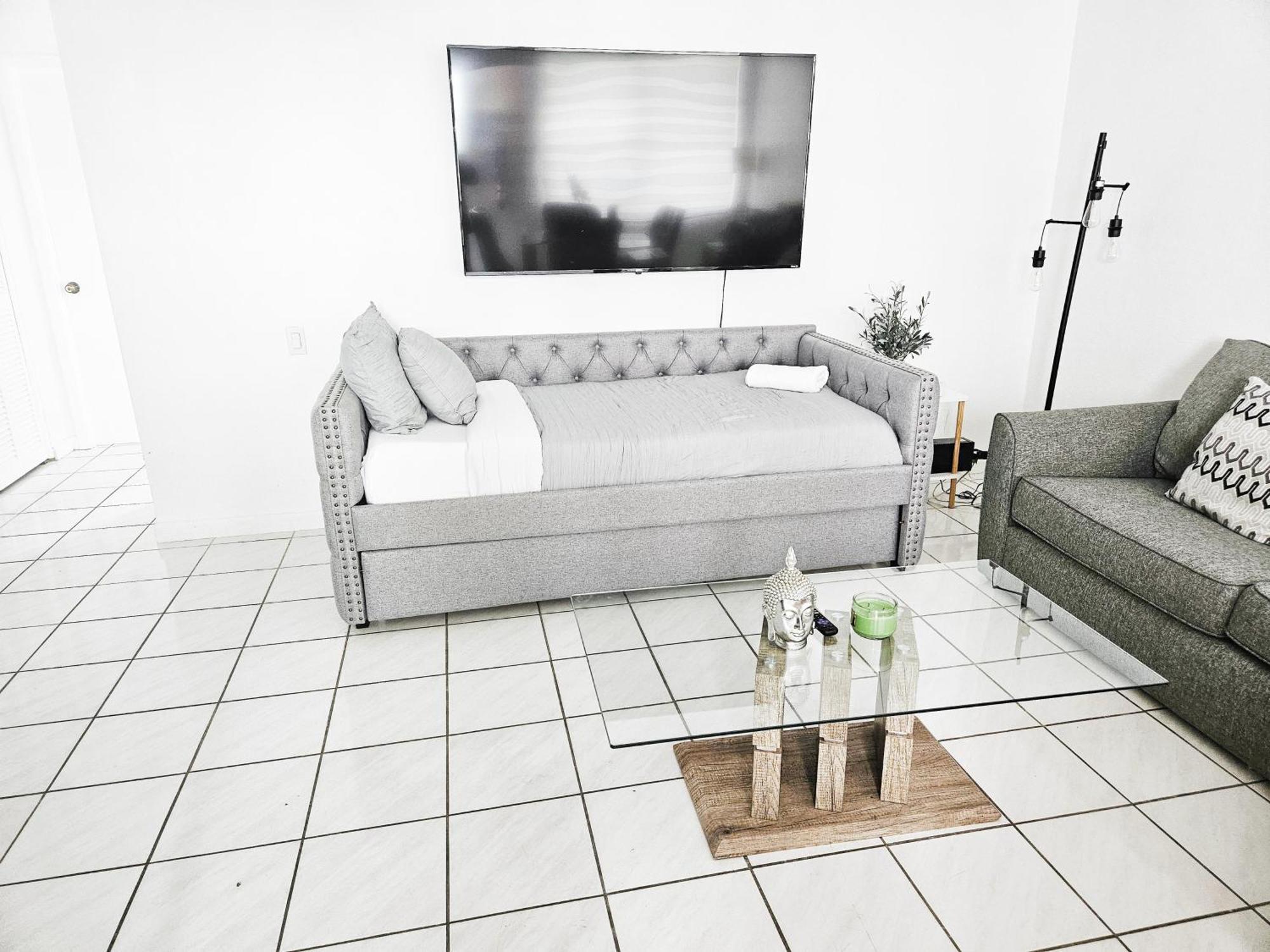 Bayfront Apartment Breathtaking Views- One Bedroom W Balcony- Living Room -Free Parking 마이애미 비치 외부 사진