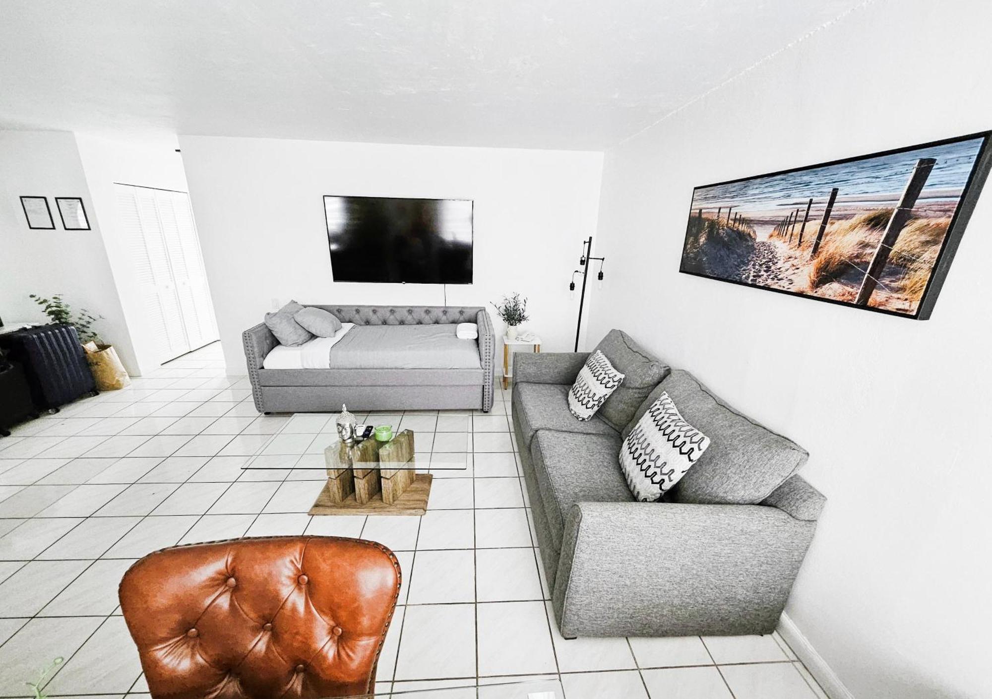 Bayfront Apartment Breathtaking Views- One Bedroom W Balcony- Living Room -Free Parking 마이애미 비치 외부 사진