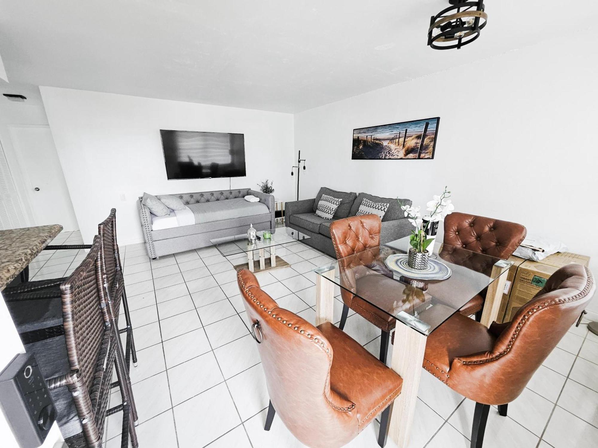 Bayfront Apartment Breathtaking Views- One Bedroom W Balcony- Living Room -Free Parking 마이애미 비치 외부 사진