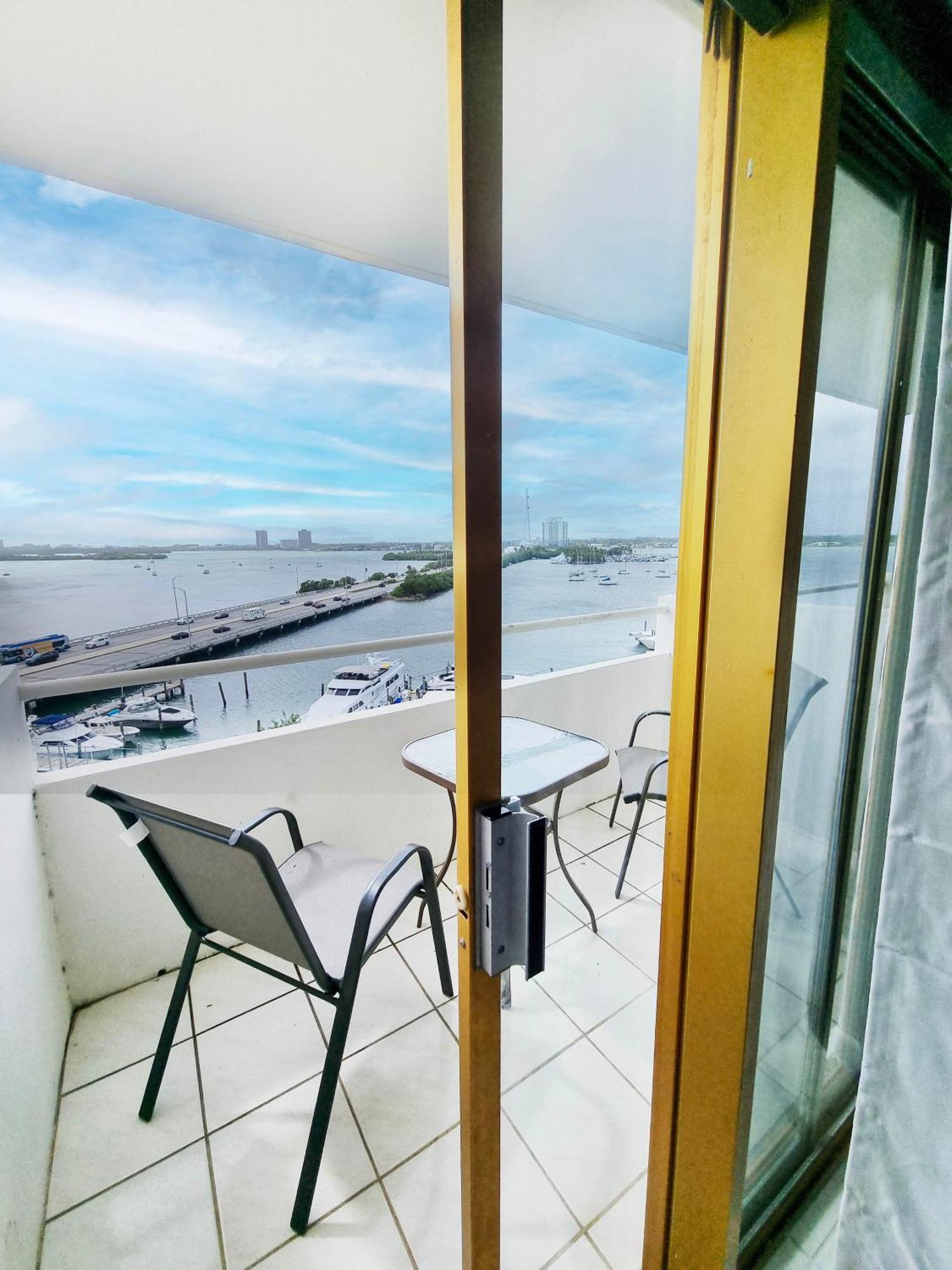 Bayfront Apartment Breathtaking Views- One Bedroom W Balcony- Living Room -Free Parking 마이애미 비치 외부 사진